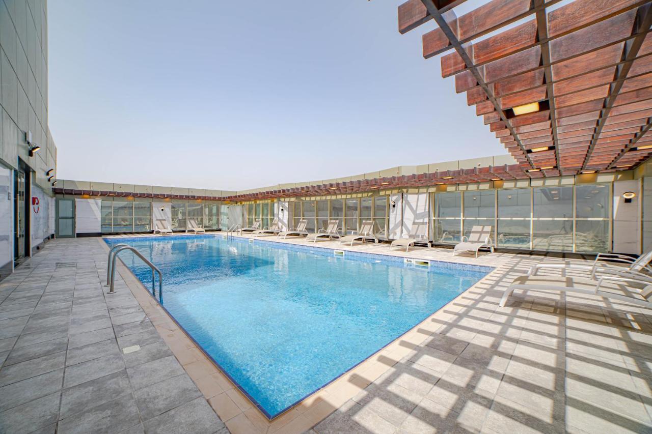 Platinum Coast Hotel Apartments Fujairah Exterior photo Swimming pool at the hotel